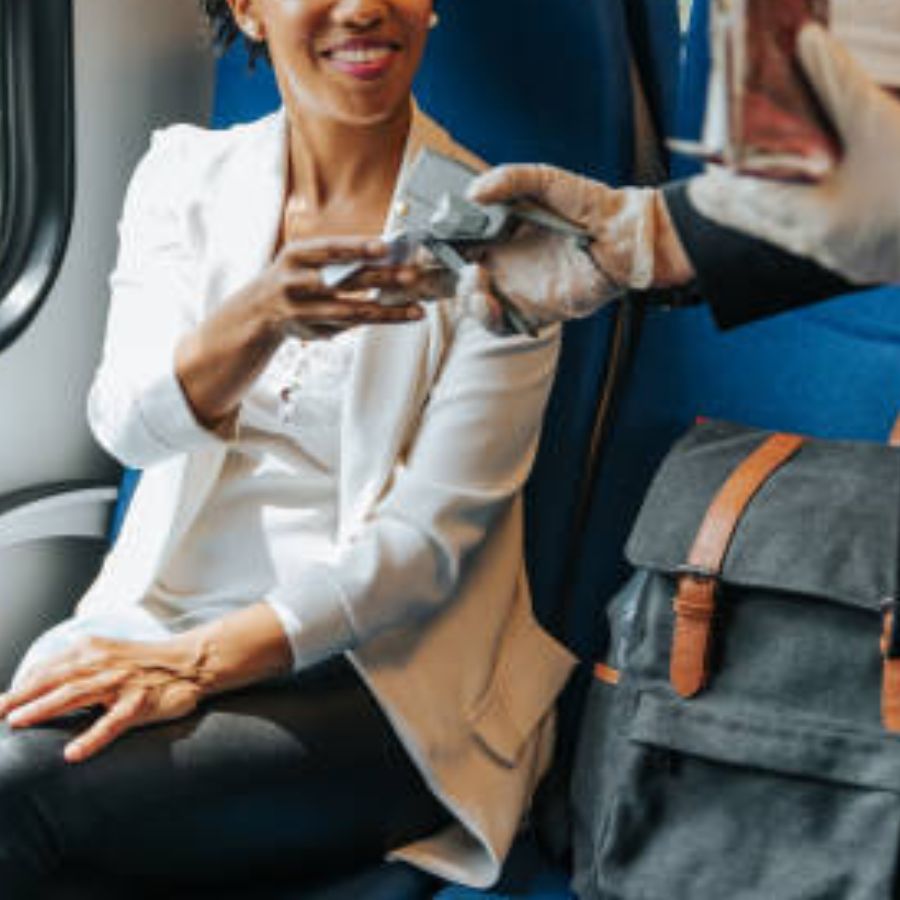 অপরিচিতদের থেকে সাবধান: ট্রেনের ভিতরে অনেক অপরিচিত লোকের আনাগোনা থাকে। কেউ যদি আপনাকে কোনও পানীয়, খাবার বা অন্য কিছু দেন, তবে তা গ্রহণ করবেন না। অনেক সময় এর মাধ্যমে আপনাকে অচেতন করে আপনার জিনিসপত্র চুরি করা হতে পারে।