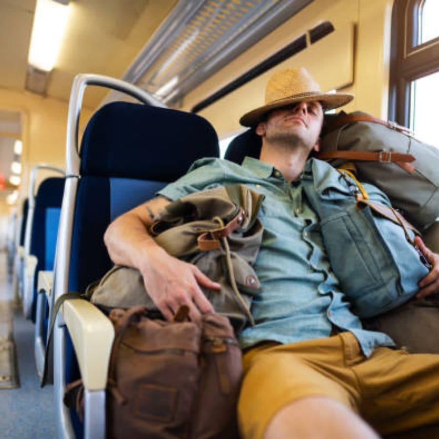 ঘুমের সময়ে সতর্কতা: রাতে ঘুমানোর সময়ে মূল্যবান জিনিসপত্র সহ ছোট ব্যাগটি মাথার কাছে বা বালিশের নীচে রাখুন। বড় লাগেজগুলি ভাল ভাবে চেন দিয়ে বেঁধে ঘুমাবেন।  স্টেশনে নামা: রাতের দিকে বা মাঝপথে কোনও স্টেশনে ট্রেন দাঁড়ালে খুব প্রয়োজন না হলে নামবেন না। নামলেও আপনার ব্যাগগুলির উপর নজর রাখুন।