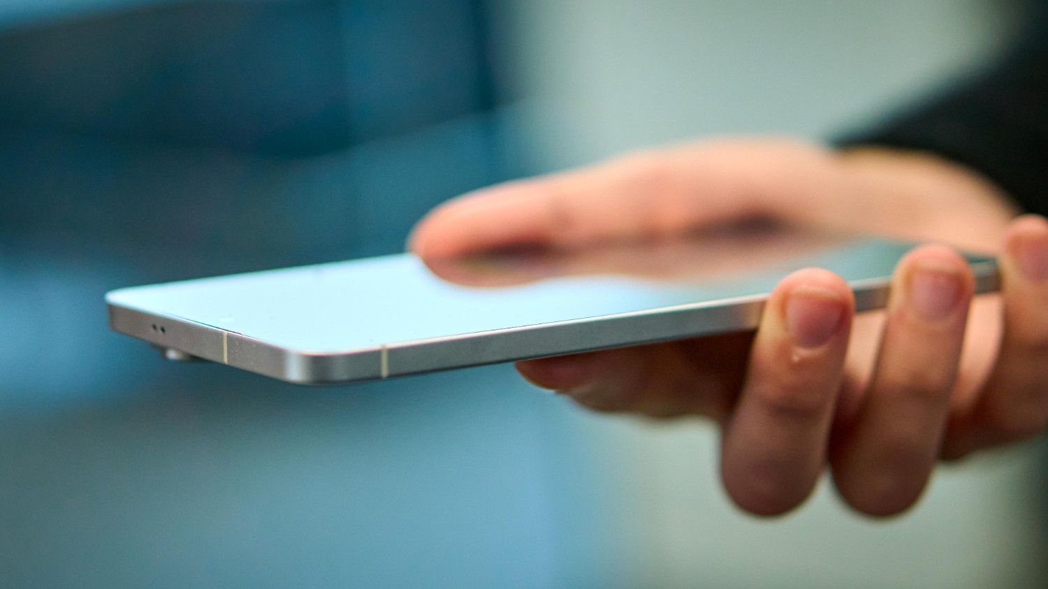 ডিজাইন ও ডিসপ্লে: আইফোন ১৭ সিরিজে এ বার নতুন ডিজাইন এবং প্রো মডেলগুলিতে টাইটানিয়াম ফ্রেমের বদলে আংশিক অ্যালুমিনিয়ামের ব্যবহার দেখা যেতে পারে। এ ছাড়া, এ বার সব মডেলেই ১২০Hz প্রোমোশন ডিসপ্লে দেওয়া হচ্ছে। যা আগে শুধু প্রো মডেলগুলিতেই ছিল। অন্য দিকে, স্যামসাং গ্যালাক্সি এস২৫ সিরিজে পাতলা ডিজাইন এবং ডাইনামিক অ্যামোলেড ২এক্স ডিসপ্লে থাকছে। যা তার ঔজ্জ্বল্য এবং রঙের গভীরতার জন্য পরিচিত।