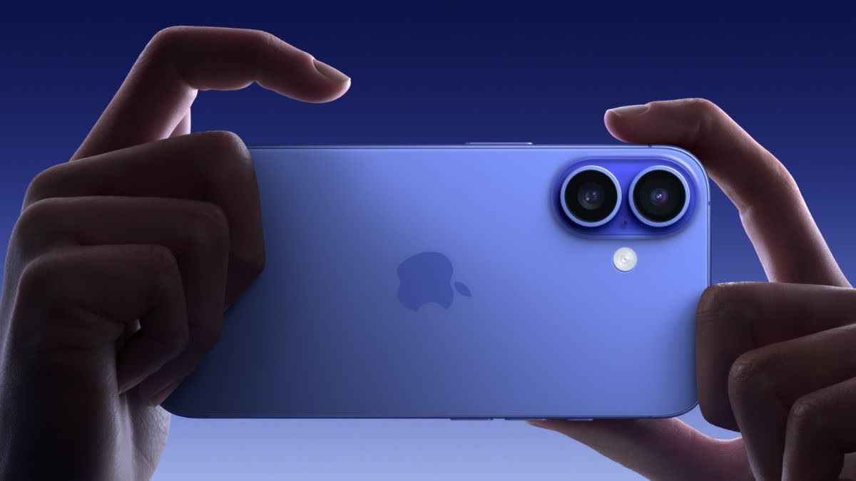 ক্যামেরা: আইফোন ১৭ প্রোম্যাক্স-এ তিনটি ৪৮এমপি ক্যামেরা লেন্স থাকতে পারে। যা ৮কে ভিডিয়ো রেকর্ডিং সাপোর্ট করবে। এ ছাড়া, ফ্রন্ট ক্যামেরাও এবার ২৪এমপি-তে আপগ্রেড হচ্ছে। স্যামসাং গ্যালাক্সি এস২৫ সিরিজে ২০০এমপি প্রাইমারি সেন্সর-সহ একটি শক্তিশালী ক্যামেরা সেটআপ থাকছে। ক্যামেরা পারফরম্যান্সের দিক থেকে স্যামসাং-এর এআই ফিচারগুলি বিশেষ সুবিধা দেবে, যা ছবিকে আরও প্রাণবন্ত করে তুলবে।