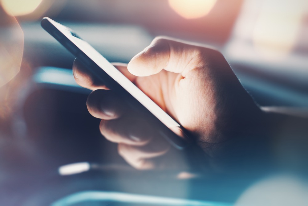 পারফরম্যান্স: আইফোন ১৭ সিরিজ চলবে নতুন এ১৯ প্রো চিপসেট দিয়ে। যা টিএসএমসি-র ৩এনএম প্রক্রিয়ায় তৈরি। এতে মাল্টিটাস্কিং এবং এআই ফিচারগুলি আরও মসৃণ হবে। স্যামসাং গ্যালাক্সি এস২৫ সিরিজে এক্সিনোস এবং স্ন্যাপড্রাগন ৮ এলিট চিপসেট ব্যবহার করা হয়েছে। এটিও পারফরম্যান্সের দিক থেকে অত্যন্ত শক্তিশালী এবং গেমিংয়ের জন্য বিশেষ অপটিমাইজেশন রয়েছে।