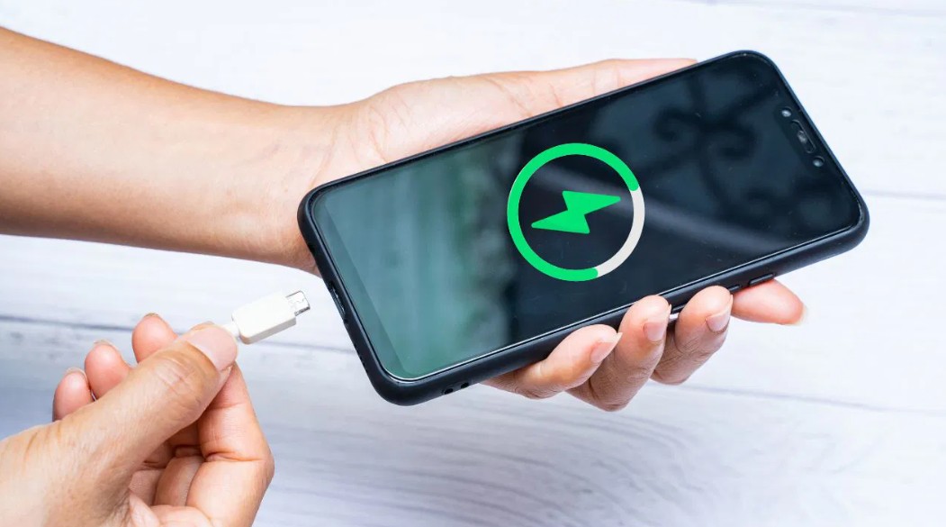 ব্যাটারি ও চার্জিং: আইফোন ১৭ সিরিজে ব্যাটারির আকার এবং ফাস্ট চার্জিংয়ের আপগ্রেড দেখা যেতে পারে। তবে স্যামসাং গ্যালাক্সি এস২৫-এ দীর্ঘস্থায়ী ব্যাটারি এবং দ্রুত চার্জিংয়ের সুবিধা রয়েছে। যা এক চার্জে দীর্ঘ সময় ব্যবহার নিশ্চিত করবে। এই ক্ষেত্রে যাঁরা বেশি সময় ফোন ব্যবহার করেন, তাঁদের জন্য স্যামসাং একটি ভালো বিকল্প হতে পারে।