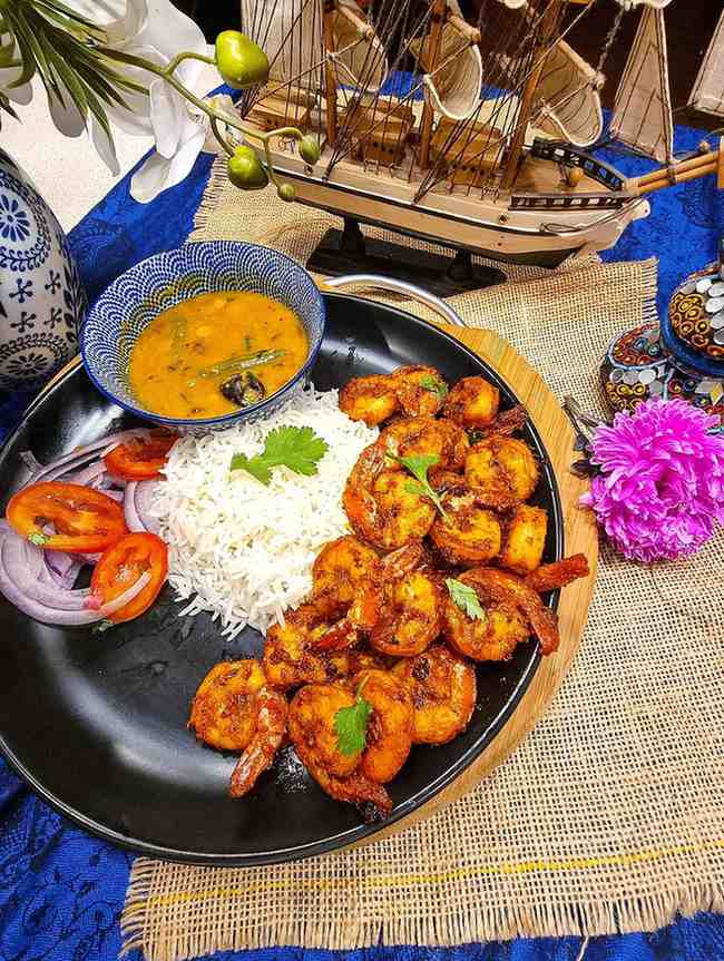 প্রন থোক্কুর পরিচয়: থোক্কু হল দক্ষিণ ভারতের এক ধরনের ঘন, মশলাদার পদ। কিছুটা আচার বা চাটনির মতো দেখতে হলেও এর স্বাদ একেবারেই অন্য রকম। গরম ভাত, রুটি বা পরোটার সঙ্গে এর যুগলবন্দি এক কথায় অতুলনীয়!