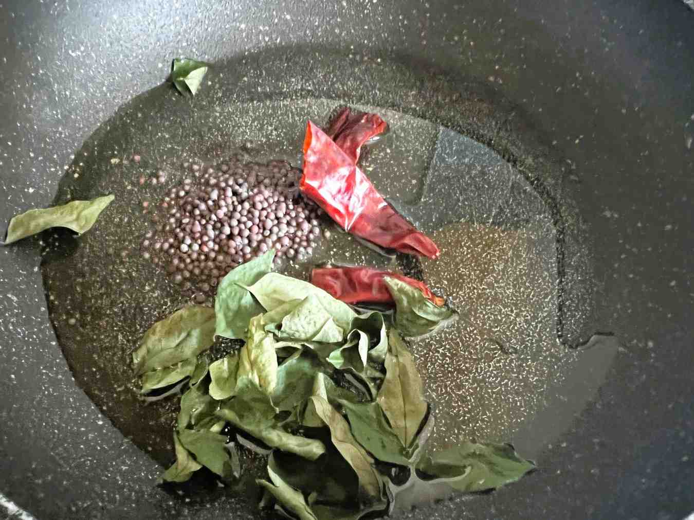 মশলা কষান: একটি প্যানে তেল গরম করে সর্ষে দিন। সর্ষে ফাটতে শুরু করলে শুকনো লঙ্কা ও কারি পাতা দিন। এর পরে পেঁয়াজ কুচি দিয়ে সোনালি হওয়া পর্যন্ত ভাজুন।