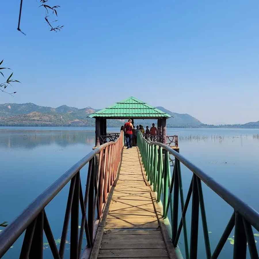 ভঞ্জনগর জলাধার, দেখা যায় পাহাড়।