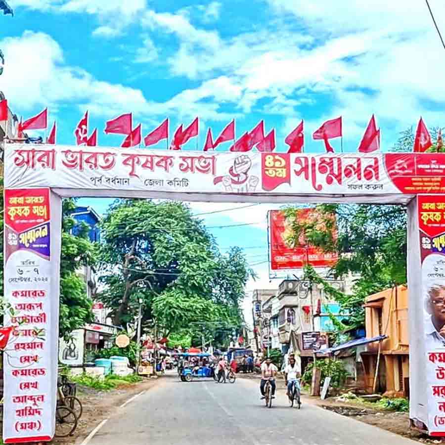 বর্ধমান- কাটোয়া রাস্তায় তৈরি হয়েছে সম্মেলনের তোরণ, ভাতার বাজারে।