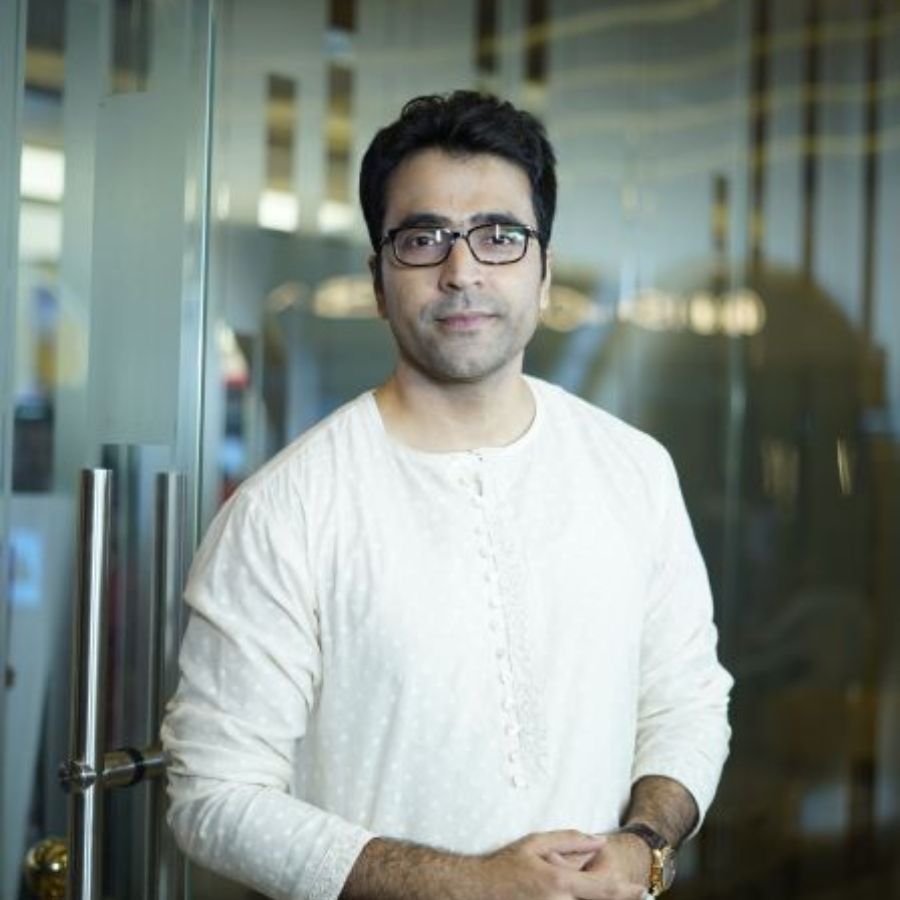 ১। পুজোর কয়েকটা মোটে দিন। চতুর্থী বা পঞ্চমী থেকেই শুরু হয়ে যায় তার প্রস্তুতি। সাদা পাঞ্জাবির সঙ্গে হালকা গোলাপি রঙা পায়জামা বা চুড়িদার পরলে বেশ একটা স্নিগ্ধতা থাকে কিন্তু। 