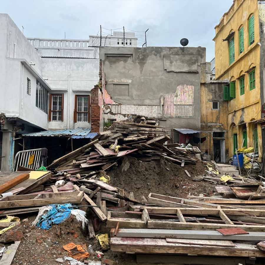 দুর্গাপিতুরি লেনের বাড়ি ভেঙে সংস্কারের কাজ চলছে। 