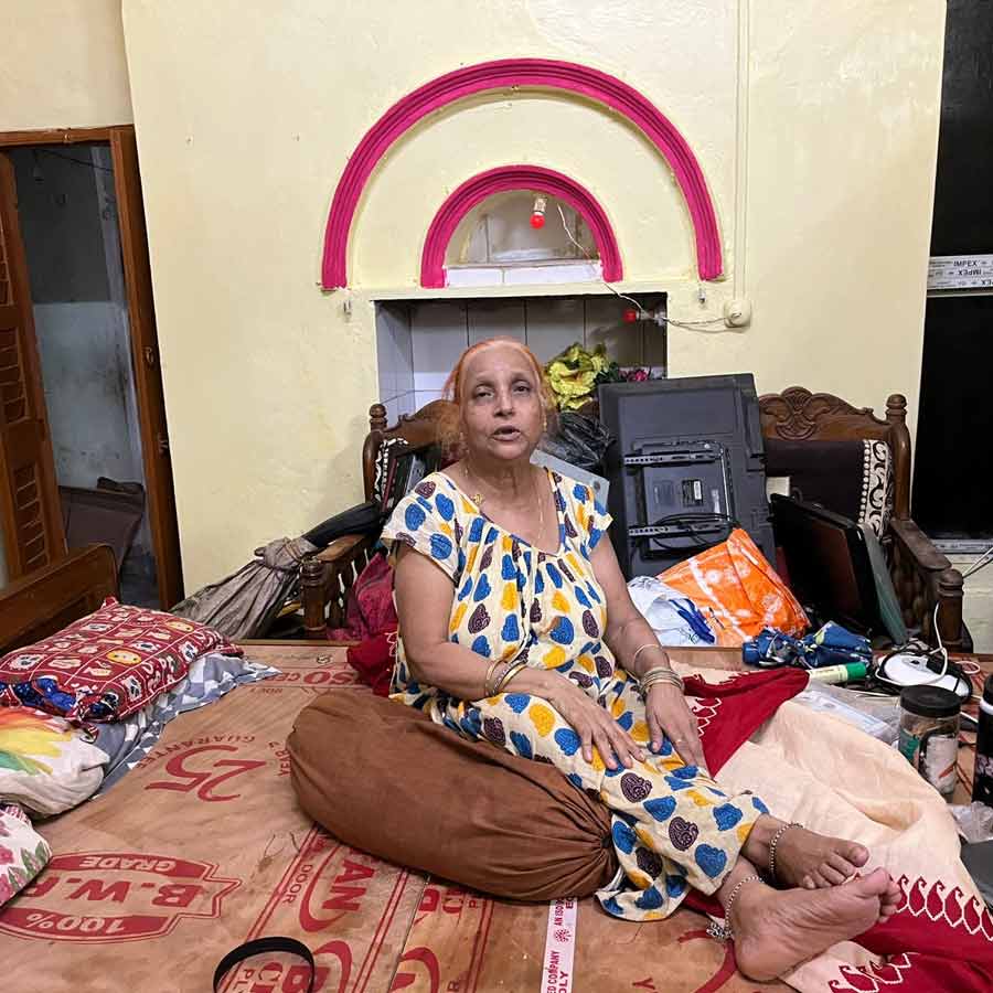 সোমনাথ ভারতীর মা। সপ্তাহ তিনেক আগে এঁর কাঁধেই চাঙড় ভেঙে পড়েছিল।