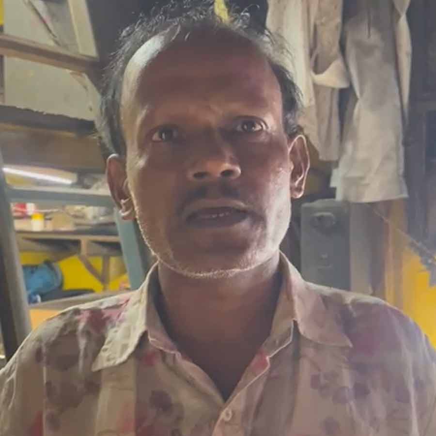 পরিতোষ কর। এঁর দোকানের নীচ দিয়ে গিয়েছে মেট্রো। নানা সমস্যার মুখে পড়েছেন।