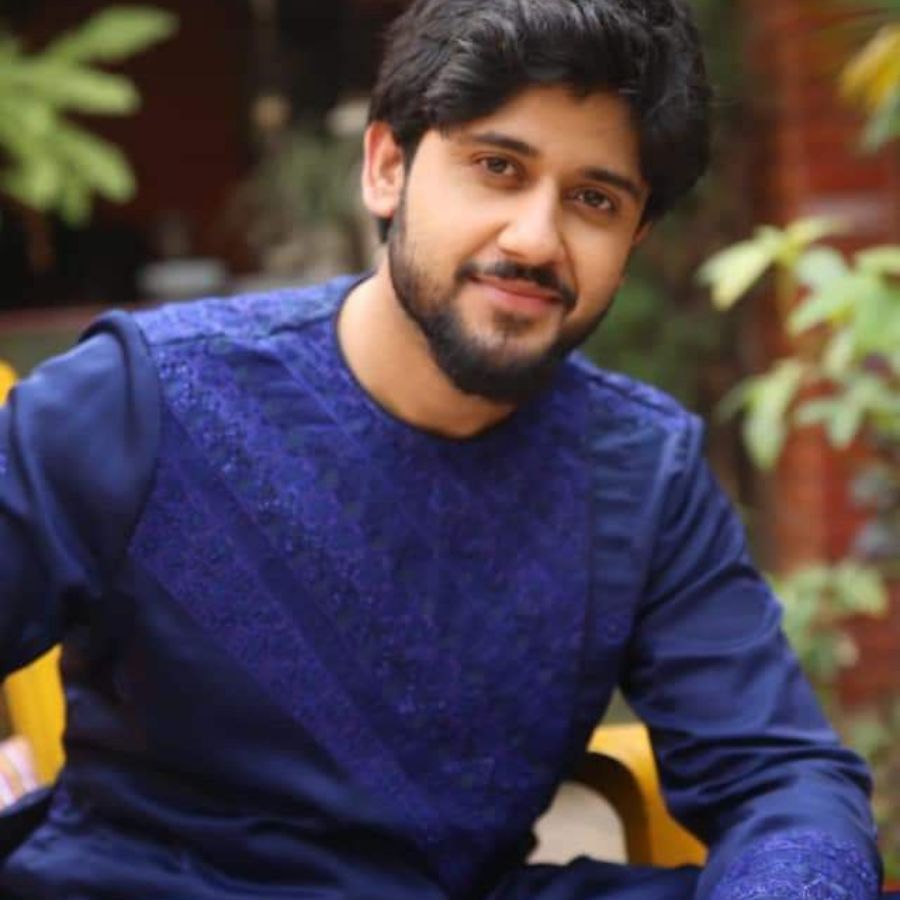 ৮। অথবা রয়্যাল ব্লু পাঞ্জাবির সঙ্গে সাদা চুড়িদার— একেবারে জমকালো বিকেলের সাজ।