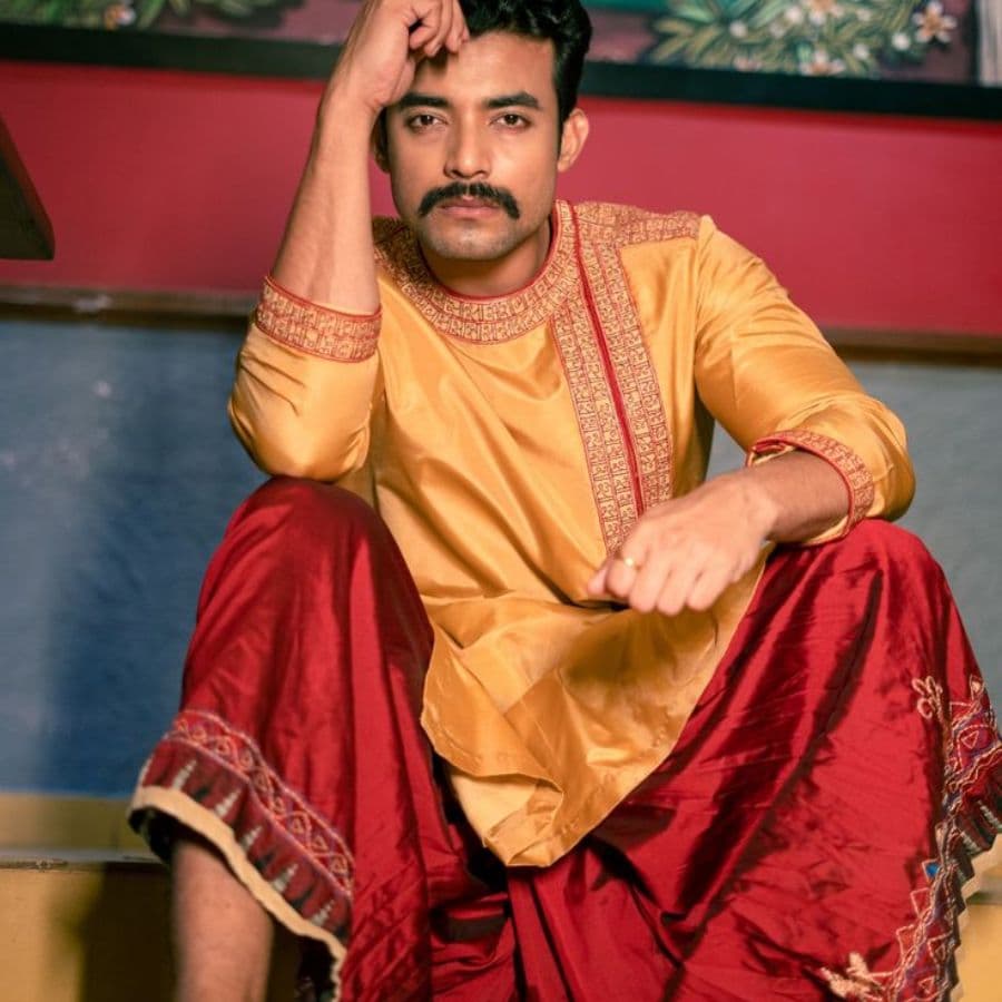 ৯।  সোনালি পাঞ্জাবি আর ধুতি, পুজোর সন্ধ্যায় আলো-আঁধারির মাঝে এনে দেবে রাজকীয় আভা।