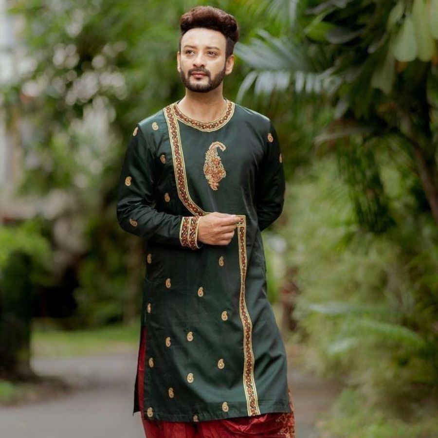 ১০।  সবুজে সোনালি ছোঁয়া পাঞ্জাবির সঙ্গে মানানসই পাজামা, ঢাক-ঢোলের তালে রাতের আনন্দে আরও একটু রং যোগ করবে।