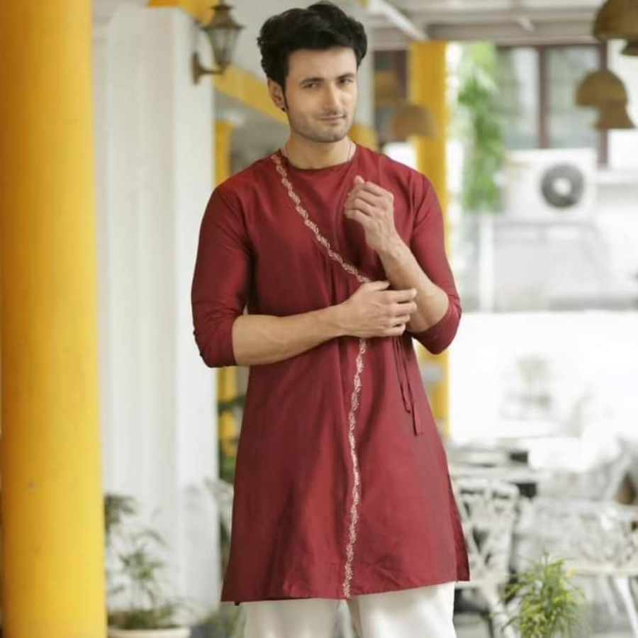 ৩। সপ্তমীর সকালটা একটু ছিমছাম। একরঙা মেরুন পাঞ্জাবি, তার সঙ্গে সাদা পায়জামা। আর গলায় যদি একটা হালকা কাজের সাদা ওড়না থাকে, তা হলে পুরো সাজটাই অন্য মাত্রা পায়। 