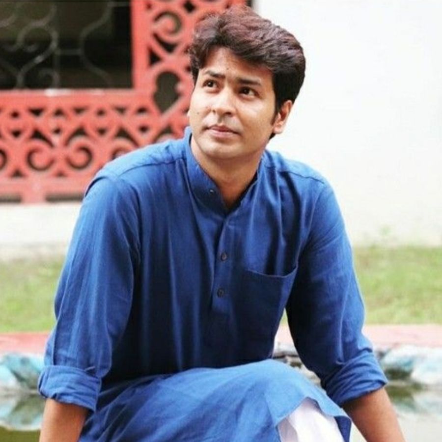 ৬। কালো পাঞ্জাবির সঙ্গে সাদা পায়জামা বা নীল রঙা পাঞ্জাবির সঙ্গে সাদা পায়জামা — এগুলি চিরন্তন ক্লাসিক। 