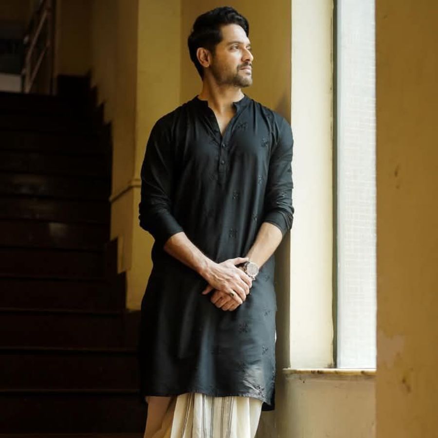 ৫। অষ্টমীর দিন তো বটেই, পুরুষদের সাজে কালো রঙের আবেদন সব সময়েই আলাদা। কালো পাঞ্জাবি আর প্যান্টের সঙ্গে জরির কাজ করা ওড়না বা উত্তরীয় পরলে একটা রাজকীয় ভাব আসে। 