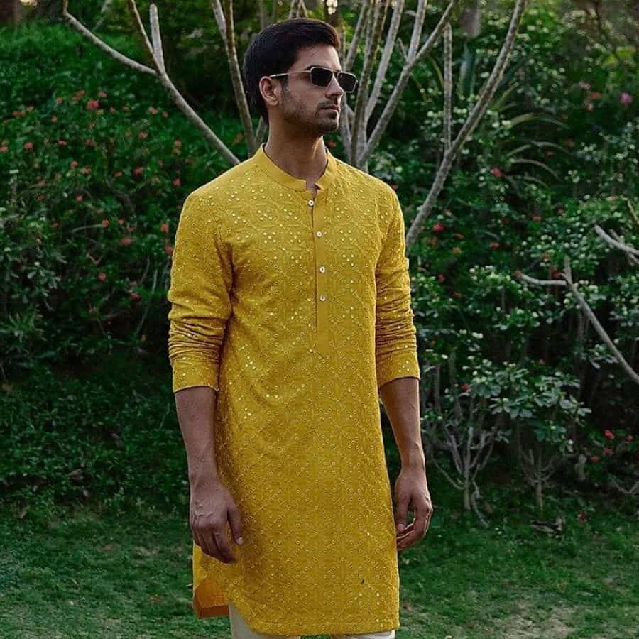 ১২। সব শেষে, কখনও একেবারে সাধারণ হলুদ পাঞ্জাবির সঙ্গে কালো জিন্স। তাতেও কিন্তু দারুণ স্মার্ট দেখায়।   (এই প্রতিবেদনটি ‘আনন্দ উৎসব’ ফিচারের একটি অংশ।)