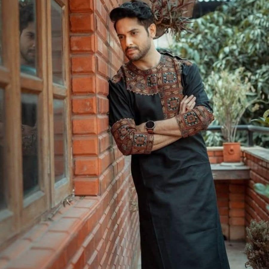 ১১। দশমীর রাত আরও জমে উঠতেই পারে, যদি কালো পাঞ্জাবির সঙ্গে কোঁচানো লাল ধুতি পরা যায়। 