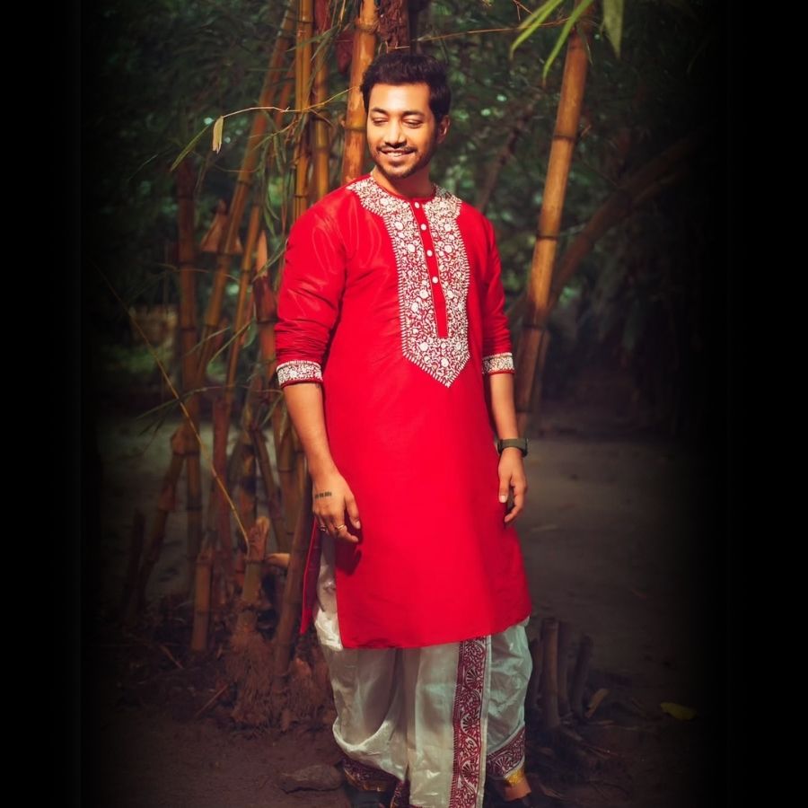 ৪।  অঞ্জলির সাজে সাদা ধুতি আর লাল পাঞ্জাবির জুটি যেন শাশ্বত। একে যদি উল্টে দেওয়া যায়? সাদা পাঞ্জাবির সঙ্গে লাল ধুতি– তাতেও জমে উঠবে অষ্টমীর সকাল। 