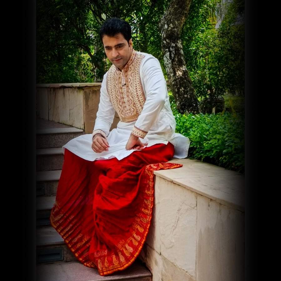 ৭। নবমীর রাতে একটু জমকালো সাজ ভালো লাগে। সাদা পাঞ্জাবির সঙ্গে লাল কোঁচানো ধুতি বা কালো পাঞ্জাবির সঙ্গে লাল ধুতি একটা চমৎকার কনট্রাস্ট তৈরি করে দেবে।