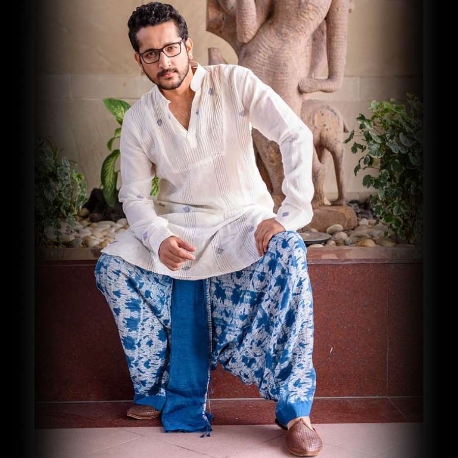 পুজোর ঢাক বেজে উঠতেই বাঙালির মন কেমন যেন ছটফট করে। শহরের অলিগলি আলো আর আনন্দ মাখে মনের সুখে। নিজেদেরও সেজে ওঠার এই তো সময়। সবাই তাই যেন নিজের সেরাটা উজাড় করে দেয়। কেবল নারীর শাড়ি-সালোয়ারে নয়, পুজোয় পুরুষদের সাজেও থাকে বিশেষ চমক। নতুন পাঞ্জাবি, পরিপাটি ধুতি, আর এক চিলতে রসবোধে মিশে থাকে ঐতিহ্য আর আধুনিকতার বুনন।