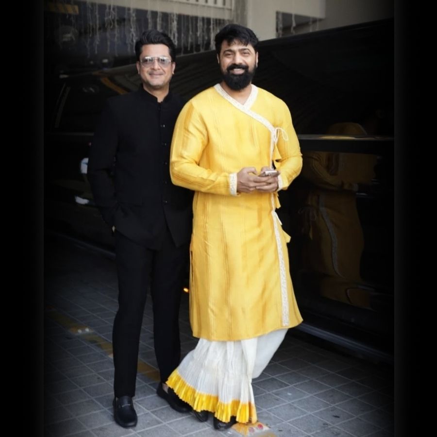 ২। ষষ্ঠীর সন্ধেয় আড্ডা জমবে বন্ধুরা মিলে। একটা হলদে পাঞ্জাবি আর সাদা প্যান্ট বা ধুতিতে নিজেকে সাজিয়ে নেওয়া যেতেই পারে।