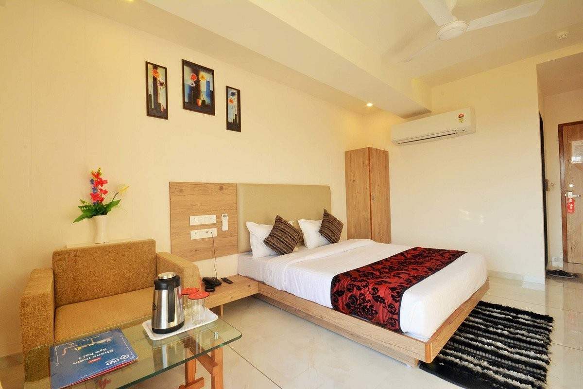 শেষ মুহূর্তের বুকিং: ভ্রমণের ঠিক আগের দিন বা বুকিং করার নির্দিষ্ট সময় পেরিয়ে গেলেও অনেক সময়ে শেষ মুহূর্তে বুকিং পাওয়া যায়। অনেকেই শেষ মুহূর্তে তাঁদের বুকিং বাতিল করে দেন। যার ফলে কিছু ঘর ফাঁকা হয়ে যায়। এই সুযোগ কাজে লাগিয়ে আপনি আবার নতুন করে খোঁজ নিতে পারেন।