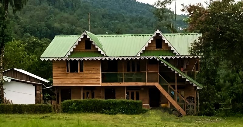  স্থানীয় পরিচিতদের সঙ্গে যোগাযোগ করুন: আপনি যে জায়গায় বেড়াতে যাচ্ছেন, সেখানে আপনার কোনও পরিচিত থাকলে তাঁদের সঙ্গে যোগাযোগ করতে পারেন। তাঁরা আপনাকে স্থানীয় ভাবে কোনও ভাল গেস্ট হাউস বা থাকার ব্যবস্থা খুঁজে দিতে সাহায্য করতে পারেন।