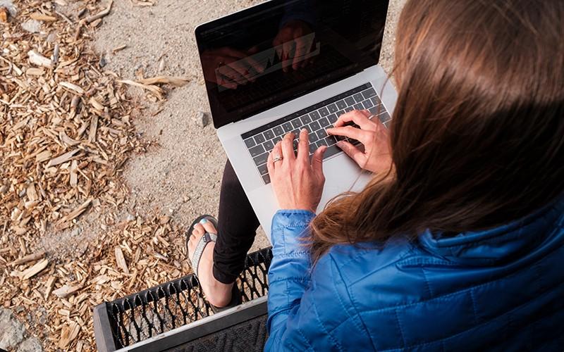 সোশ্যাল মিডিয়া গ্রুপ: বিভিন্ন সোশ্যাল মিডিয়া প্ল্যাটফর্মে অনেক ট্র্যাভেল গ্রুপ থাকে। এই গ্রুপগুলিতে আপনি আপনার সমস্যার কথা জানাতে পারেন। অনেক সময়ে অন্যান্য পর্যটক বা স্থানীয় বাসিন্দারা আপনাকে সঠিক তথ্য দিয়ে সাহায্য করতে পারেন।