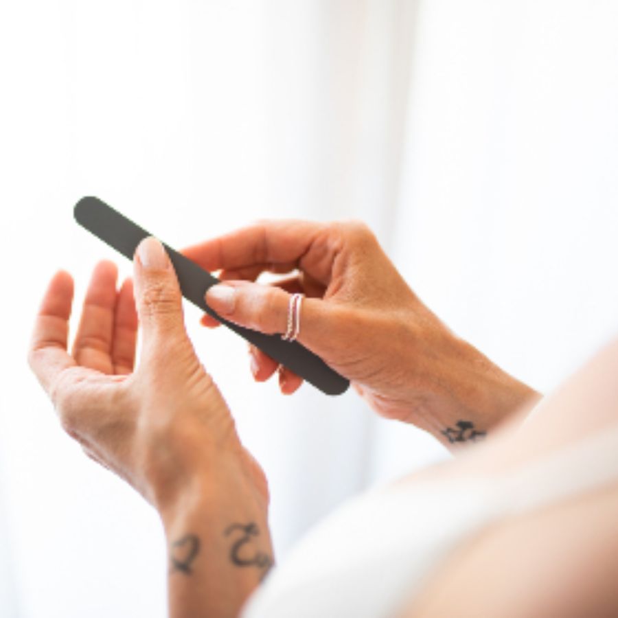 অতিরিক্ত বড় নখের জন্য যত্নেরও প্রয়োজন হয় একটু অতিরিক্ত। সেই অবকাশ না পেলে নখ বড় না করাই ভাল। বেশি বড় নখে অনেক সময় ব্যাকটেরিয়া বাসা বাঁধে। এ ছাড়া খাবারের সঙ্গে নোংরা পেটে যাওয়ার সম্ভাবনাও এ ক্ষেত্রে বেশি।