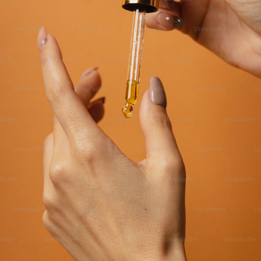 ‘কিউটিক্‌ল অয়েল’ নখের পরিচর্যার ক্ষেত্রে গুরুত্বপূর্ণ। ভিটামিন ই যুক্ত তেল মাসাজ করুন। ফল পাবেন। 