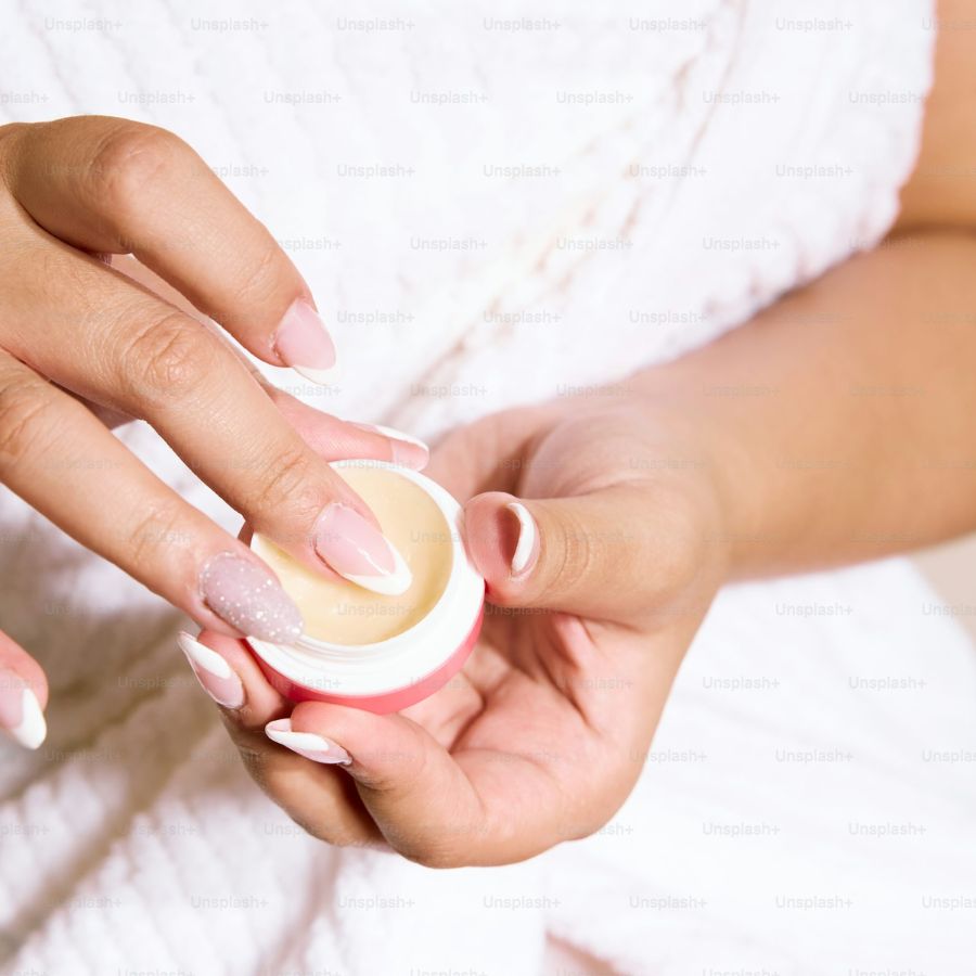 সারা দিনের কাজের ফাঁকে নখে ময়শ্চারাইজ়ার লাগানো দরকার। 