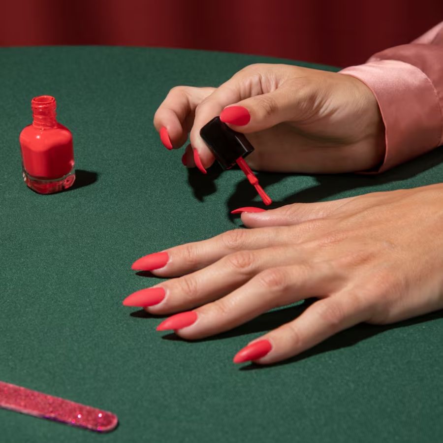 নেলপলিশ পরতে কে না ভালবাসেন। তবে জানেন কি, এর মধ্যে থাকা রাসায়নিক কিন্তু নখের ক্ষতির অন্যতম কারণ। একটু দাম দিয়ে পরিবেশবান্ধব নেলপলিশ কিনতে পারেন। রিমুভার কেনার সময়ে খেয়াল রাখবেন তাতে যেন ভিটামিন ই থাকে।