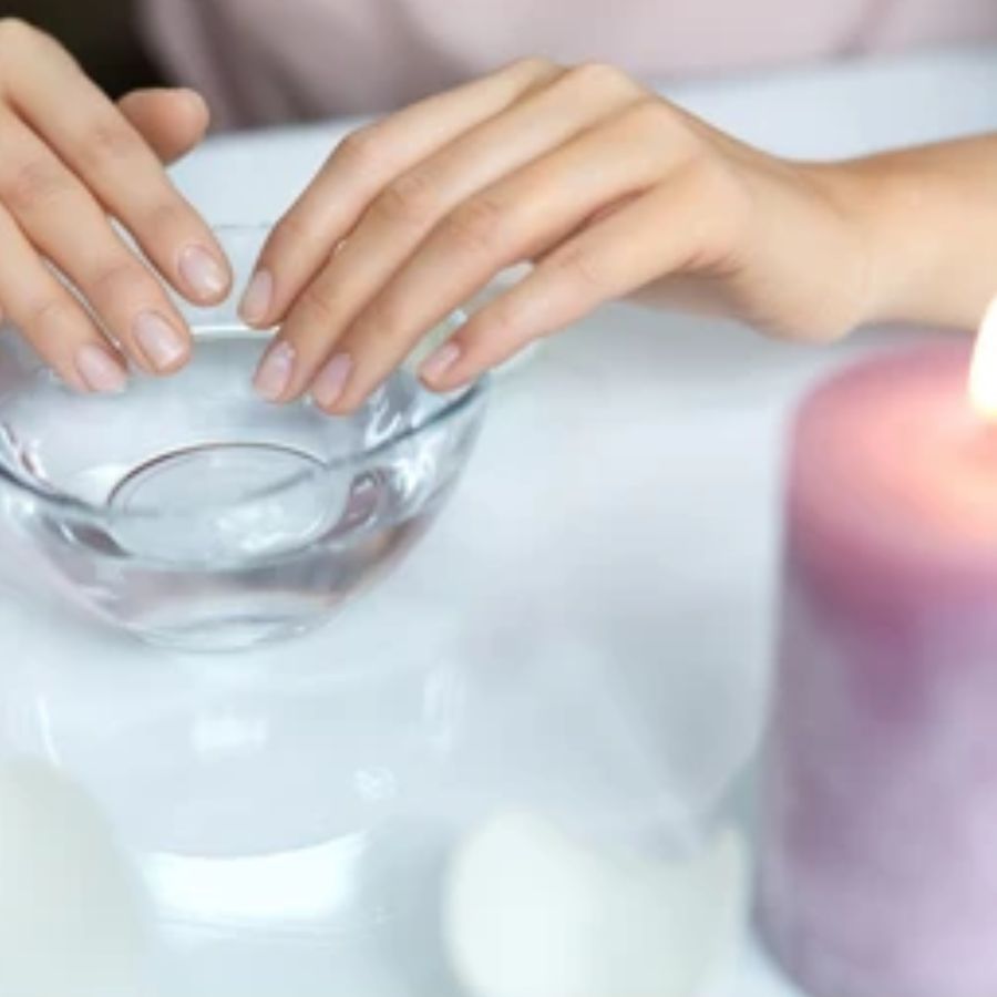 অবসর সময়ে উষ্ণ গরম জলে নখ ভিজিয়ে রাখলে জমে থাকা ব্যাক্টেরিয়া নষ্ট হয়ে যায়। নরম হয়ে আসা নখও শক্তিশালী হয়। জলের সঙ্গে সামান্য শ্যাম্পুও মিশিয়ে নিতে পারেন। স্ক্রাবিংয়ের জন্য বেছে নিতে পারেন সি-সল্ট। 