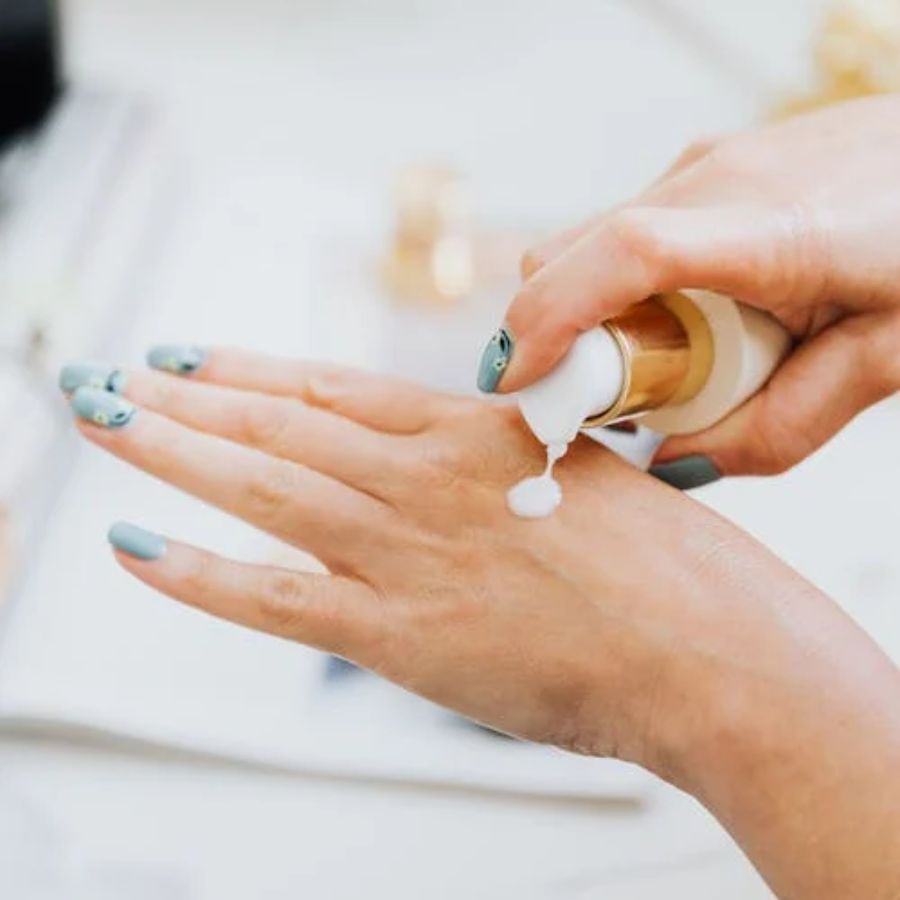 এক টেবিল চামচ অলিভ অয়েলের সঙ্গে ১টি ভিটামিন ই ক্যাপসুল ফাটিয়ে ভিতরের তরল মিশিয়ে নিন। স্ক্রাবিংয়ের পর নখের সেটি লাগিয়ে হালকা হাতে মালিশ করুন। এতে নখ অনেক সতেজ ও ভাল থাকে। 