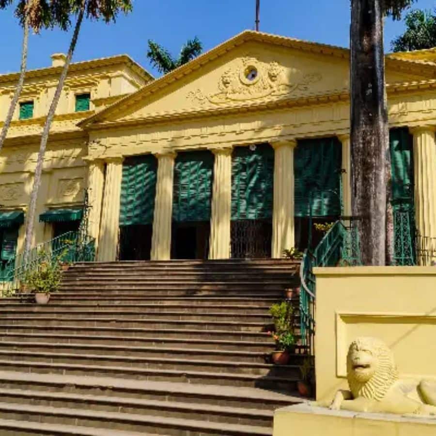 নশীপুর রাজবাড়ি: এটি মুর্শিদাবাদের আর একটি ঐতিহ্যপূর্ণ রাজবাড়ি, যেখানে আজও সাবেকি প্রথা মেনে দুর্গাপুজো হয়। এখানকার প্রতিমা একচালা এবং কাঠামো থেকে শুরু করে পুজোর প্রতিটি নিয়ম ঐতিহ্যপূর্ণ। পুজোর ক’দিন এই রাজবাড়িতে এক অন্য রকম উৎসবের আমেজ থাকে।