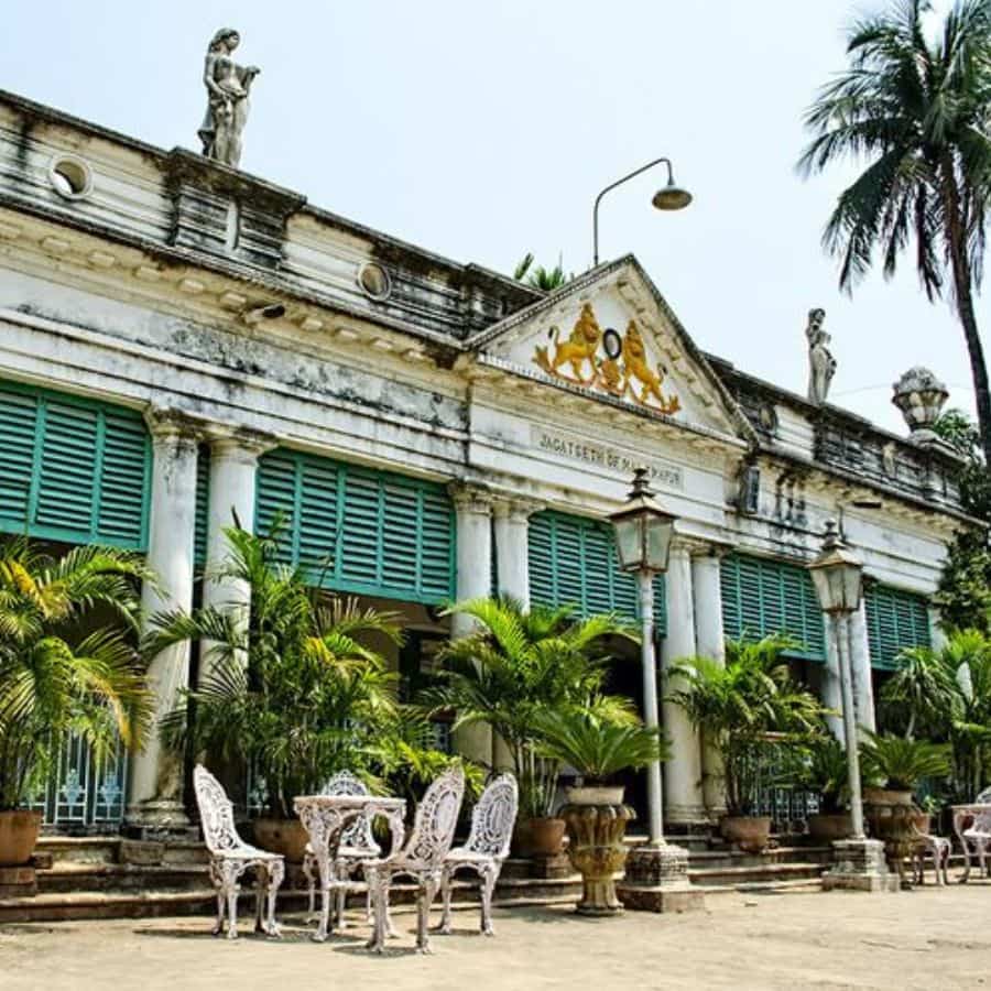 জগৎ শেঠের বাড়ি: জগৎ শেঠের বাড়ি এক সময় বাংলার অর্থনীতির কেন্দ্র ছিল। সেই সময় থেকেই এই বাড়িতে দুর্গাপুজো হয়ে আসছে। যদিও এখন সেই জাঁকজমক না থাকলেও, এখানকার পুজোর ঐতিহ্য এবং ইতিহাস আপনাকে মুগ্ধ করবে।