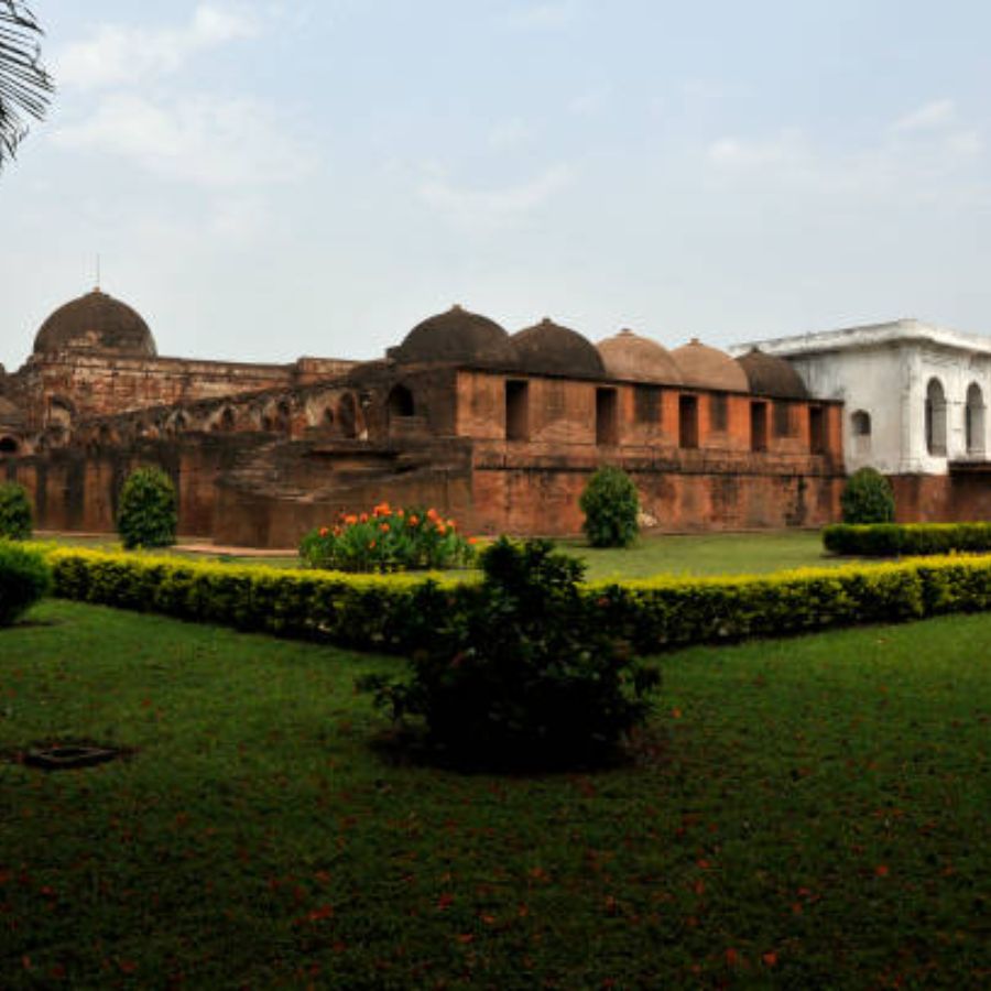 পুজোর পাশাপাশি যে জায়গাগুলো ঘুরে দেখতে পারেন: মুর্শিদাবাদ শুধু পুজোর জন্য নয়, তার ঐতিহাসিক স্থাপত্যের জন্যও পরিচিত। পুজোর দিনগুলিতে ঠাকুর দেখার ফাঁকে আপনি সহজেই এই জায়গাগুলি ঘুরে আসতে পারেন: 