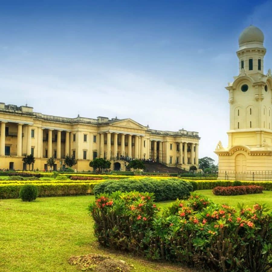 হাজারদুয়ারি প্যালেস: এটি মুর্শিদাবাদের সবচেয়ে জনপ্রিয় দর্শনীয় স্থান। বিশাল এই প্রাসাদটি তার হাজারটি দরজার (যার মধ্যে ৯০০টি নকল) জন্য বিখ্যাত। পুজোর দিনেও এখানে পর্যটকদের ভিড় থাকে।