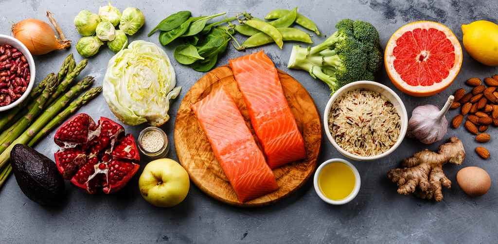 নিয়মিত নিজের যত্ন নিন: মনে রাখবেন, শুধু তেল ব্যবহার করলেই হবে না। চুল পড়া কমাতে হলে প্রতি দিনের খাদ্যাভ্যাস এবং জীবনযাত্রাতেও পরিবর্তন আনা জরুরি। সুষম আহার, পর্যাপ্ত ঘুম এবং মানসিক চাপ কমানো চুলের স্বাস্থ্যের জন্য খুবই গুরুত্বপূর্ণ।  (এই প্রতিবেদনটি ‘আনন্দ উৎসব’ ফিচারের একটি অংশ)।