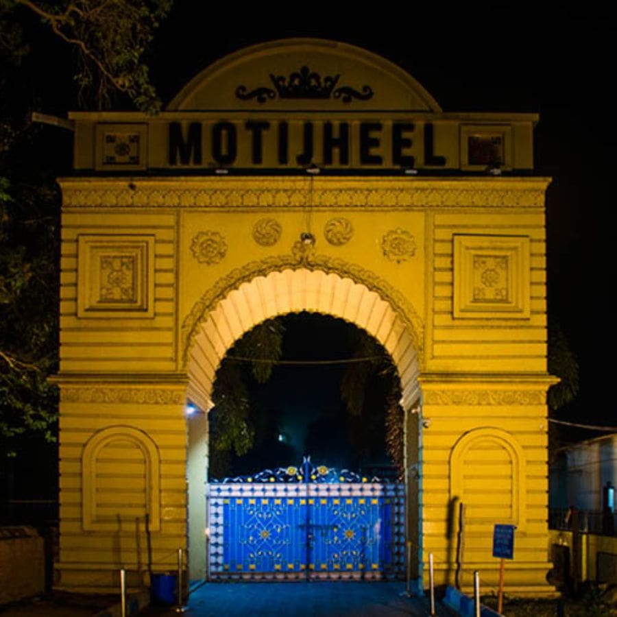 মোতিঝিল: মোতিঝিল একটি অশ্বক্ষুরাকৃতির হ্রদ। এর চারপাশে বাগান এবং নবাবী আমলের কিছু ধ্বংসাবশেষ রয়েছে। এখানে একটি শান্ত পরিবেশে কিছুটা সময় কাটাতে পারেন।