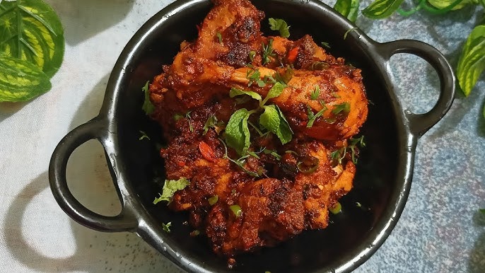 কোথাকার রান্না এবং এর বিশেষত্ব: এই চিকেন কারিটি মূলত তেলঙ্গনা বা অন্ধ্রপ্রদেশের রান্নার পদ্ধতি অনুসরণ করে তৈরি করা হয়। এটি দক্ষিণ ভারতের একটি মশলাদার মুরগির মাংসের পদ। এই রান্নার মূল বিশেষত্ব হল, এর মশলার ব্যবহার। যা একটি ভিন্ন ধরনের স্বাদ ও গন্ধ নিয়ে আসে।