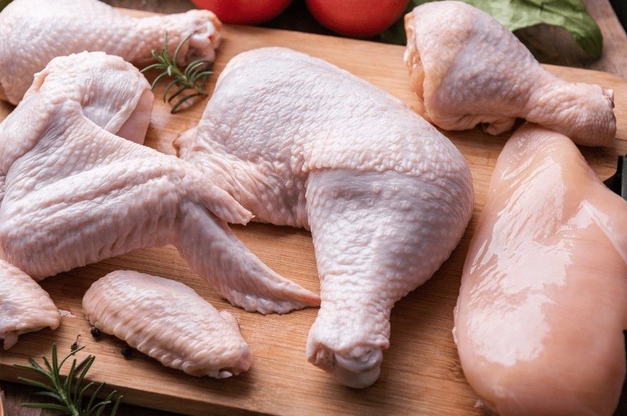 প্রধান উপকরণসমূহ: পুষ্পা চিকেন কারি রান্না করার জন্য কিছু প্রধান উপাদান প্রয়োজন। যথা - মুরগির মাংস - ১ কেজি (মাঝারি টুকরো করে কাটা), পেঁয়াজ - ২-৩টি (মিহি করে কুচি করা), টমেটো - ২-৩টি (মিহি করে কুচি করা), আদা-রসুন বাটা - ২ চামচ।