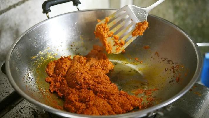 রান্নার পদ্ধতি - দ্বিতীয় ধাপ: পেঁয়াজ ভাজা হয়ে গেলে আদা-রসুন বাটা দিয়ে ১-২ মিনিট কষিয়ে নিন। এর পর এতে হলুদ গুঁড়ো, লঙ্কা গুঁড়ো, ধনে গুঁড়ো, এবং জিরে গুঁড়ো দিয়ে ভাল করে মিশিয়ে নিন। সামান্য জল দিয়ে মশলাটা কষাতে থাকুন।