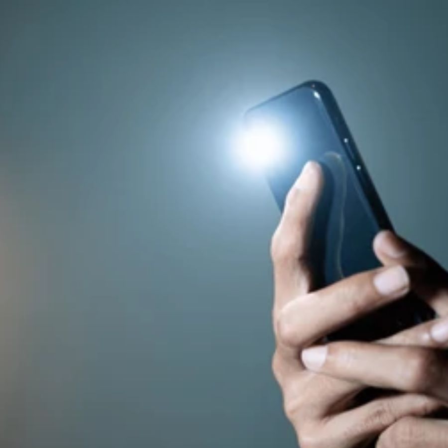 আপনার ফোনের ফ্ল্যাশলাইট দিয়েই জেনে নিতে পারবেন যে সেখানে ক্যামেরা আছে কিনা। কী করবেন তার জন্য? 