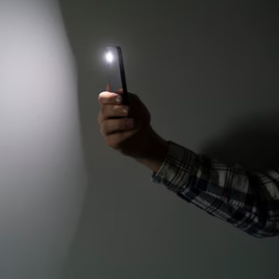 যেখানে যেখানে আপনার মনে হচ্ছে যে এখানে লুকানো ক্যামেরা থাকতে পারে সেখানে ফোনের ফ্ল্যাশলাইট ফেলে দেখতে পারেন। যদি সত্যিই সেখানে কোনও লুকানো ক্যামেরা থাকে তা হলে সেটা ওই আলোকে প্রতিফলন করবে। 