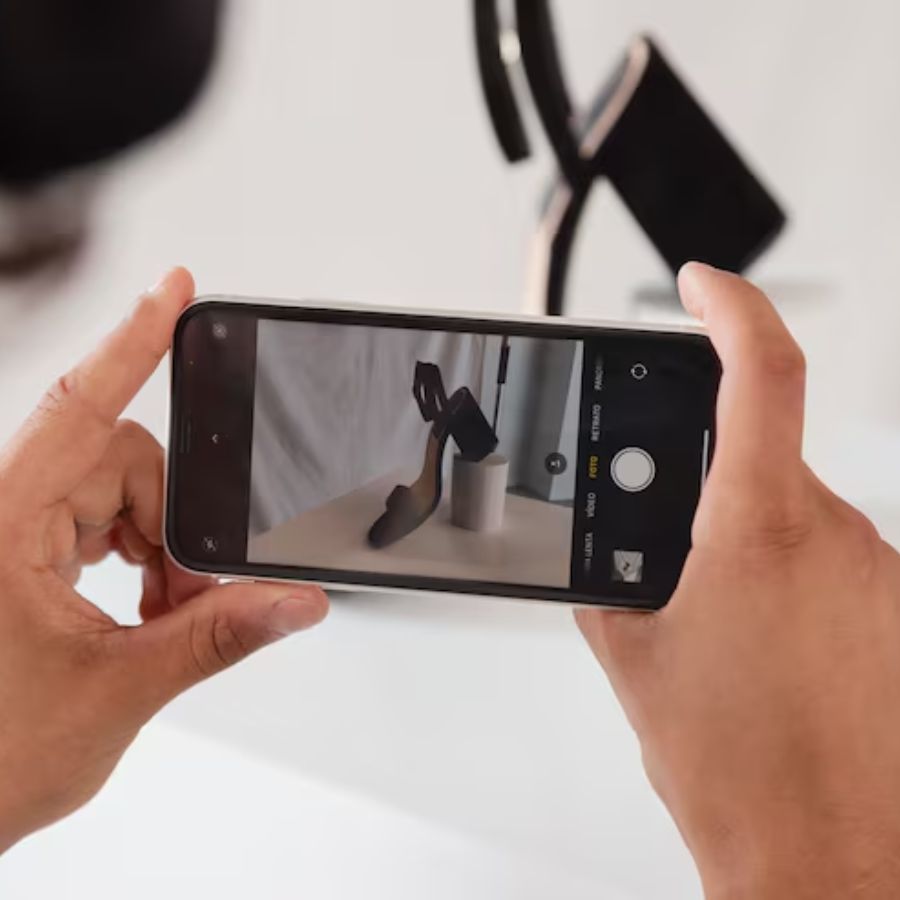 ফোনের ক্যামেরা দিয়েও লুকানো ক্যামেরা সহজেই ধরে ফেলতে পারেন।   