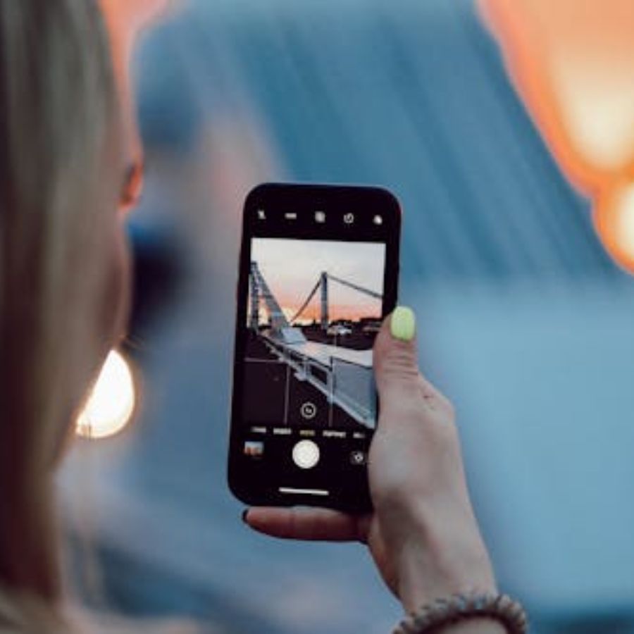 একাধিক অ্যান্ড্রয়েড এবং iOS ভিত্তিক ক্যামেরা রয়েছে অ্যাপ স্টোরে, তার একটি ডাউনলোড করে নিতে পারেন। এটি কিন্তু ঘরে কোনও লুকানো ক্যামেরা আছে কি না সেটা ধরতে সাহায্য করে। 