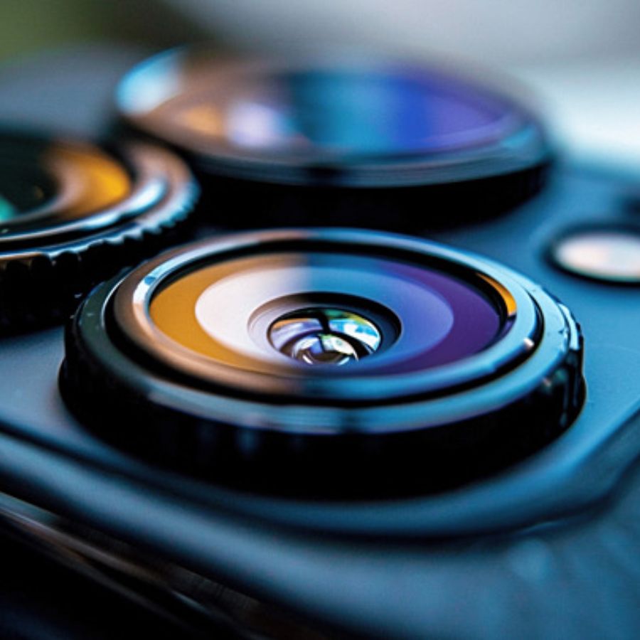 ফোনের ক্যামেরায় এই লুকানো ক্যামেরা থেকে যে ইনফ্রারেড আলো বের হয় সেটা সহজেই ধরা পড়ে যা খালি চোখে দেখা যায় না। 