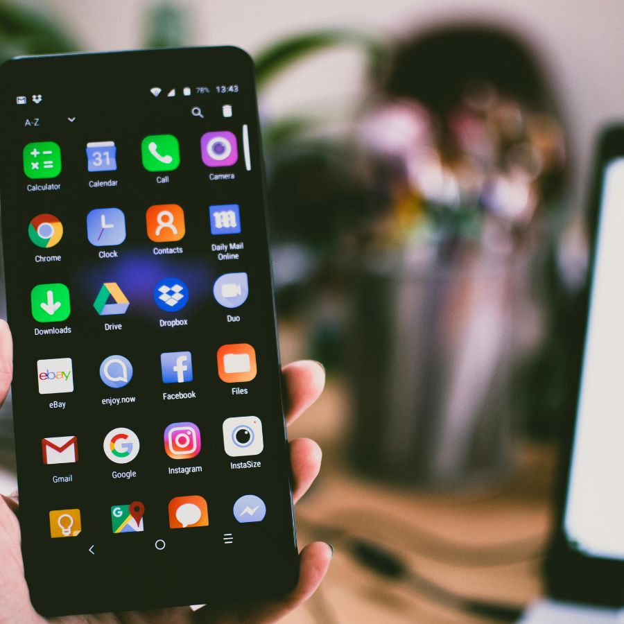 এটার জন্য ডিটেক্টিফাই, হিডেন আইআর ক্যামেরা ডিটেক্টর, হিডেন স্পাই ক্যামেরা ফাইন্ডার প্রো, ইত্যাদির মতো অ্যাপ ব্যবহার করতে পারেন। এই অ্যাপের সাহায্যে সহজেই লুকানো ক্যামেরা থেকে নির্গত হওয়া ইনফ্রারেড আলো ধরা পড়ে। 